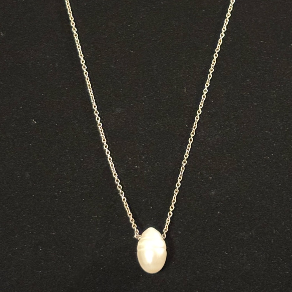 Elegant Silver Necklace with Pearl Pendant